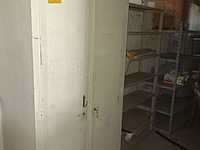 Lot 80 - kast met inhoud - afbeelding 1 van  1