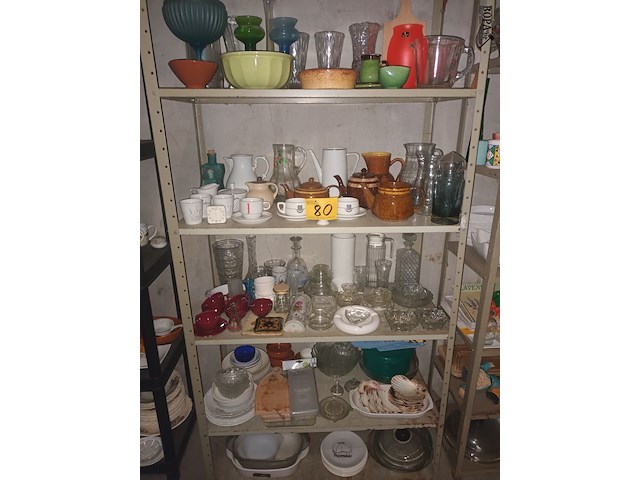 Lot 80 - keukengerei en huisraad. inhoud rek - afbeelding 1 van  4