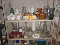 Lot 80 - keukengerei en huisraad. inhoud rek - afbeelding 1 van  4