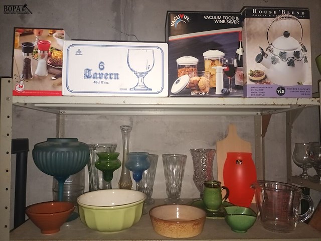 Lot 80 - keukengerei en huisraad. inhoud rek - afbeelding 2 van  4