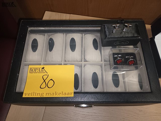 Lot 80 - manchetknopen en kistje - afbeelding 1 van  4