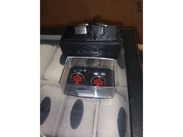 Lot 80 - manchetknopen en kistje - afbeelding 2 van  4