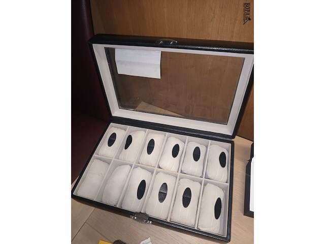 Lot 80 - manchetknopen en kistje - afbeelding 4 van  4