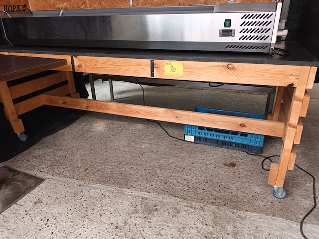 Lot 80 - mobiele houten werktafel - afbeelding 1 van  3