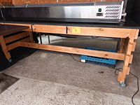 Lot 80 - mobiele houten werktafel - afbeelding 1 van  3