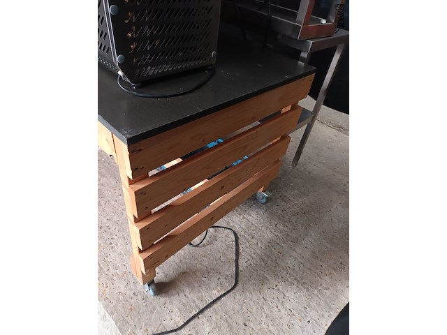 Lot 80 - mobiele houten werktafel - afbeelding 2 van  3