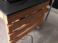 Lot 80 - mobiele houten werktafel - afbeelding 2 van  3