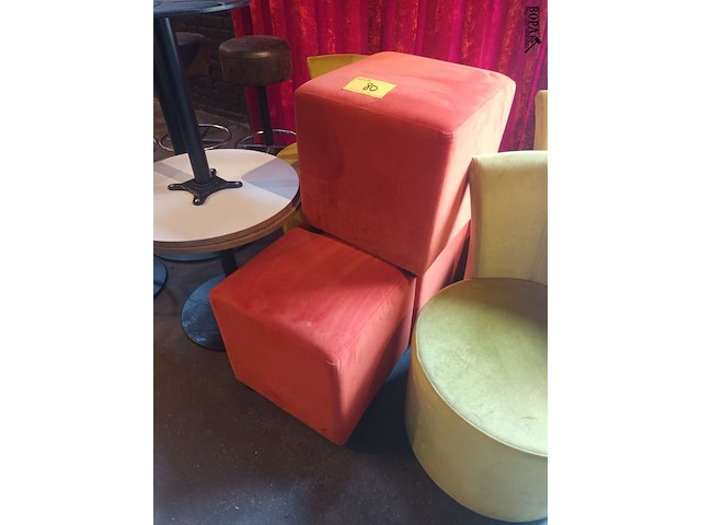 Lot 80 - oranje zitkubus. 4 stuks - afbeelding 3 van  4