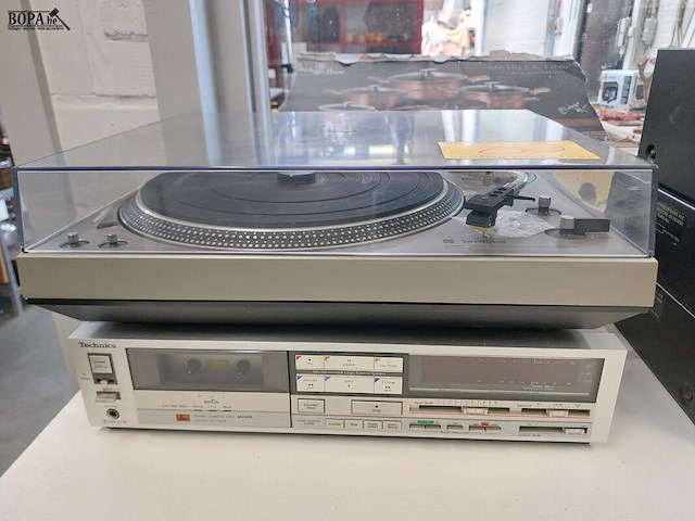 Lot 80 - platenspeler en cassetespeler technics - afbeelding 1 van  5