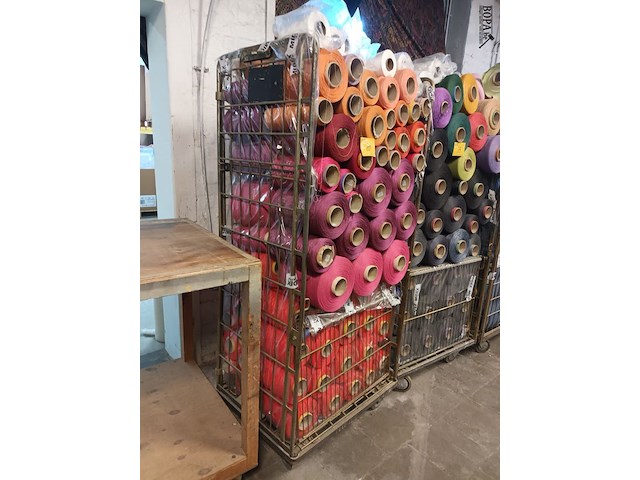 Lot 80 - rolcontainer met bobijnen garen - afbeelding 1 van  4