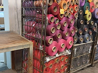 Lot 80 - rolcontainer met bobijnen garen - afbeelding 1 van  4