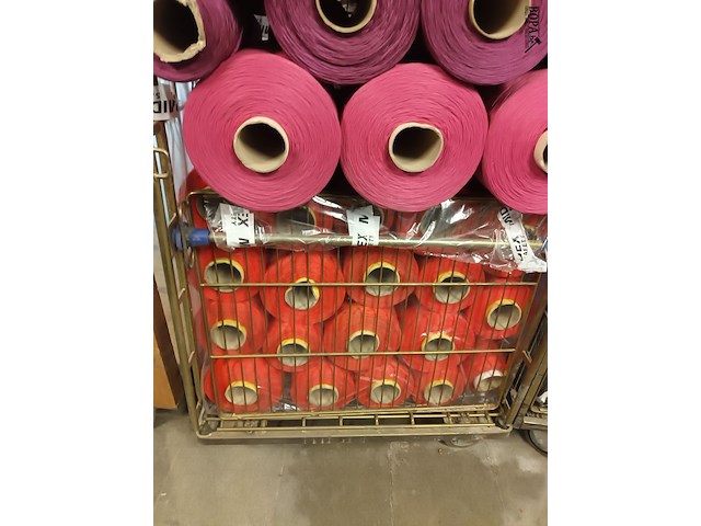 Lot 80 - rolcontainer met bobijnen garen - afbeelding 3 van  4