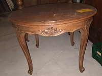 Lot 80 - ronde houten salontafel - afbeelding 1 van  3