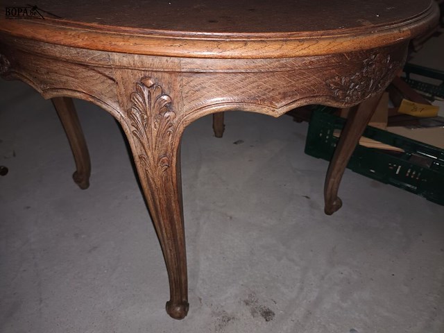 Lot 80 - ronde houten salontafel - afbeelding 2 van  3