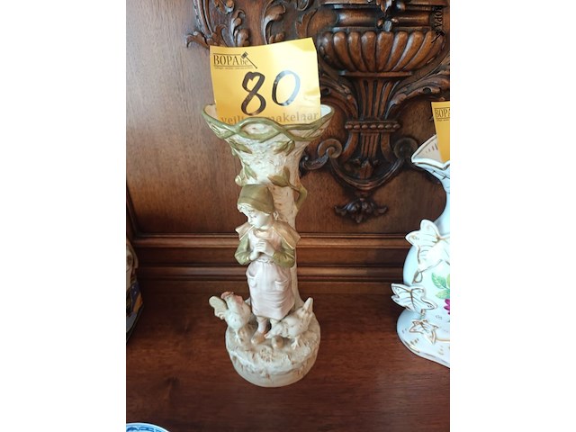 Lot 80 - royal dux. meisje met kippen - afbeelding 1 van  5