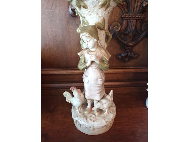 Lot 80 - royal dux. meisje met kippen - afbeelding 2 van  5