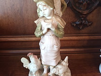 Lot 80 - royal dux. meisje met kippen - afbeelding 2 van  5