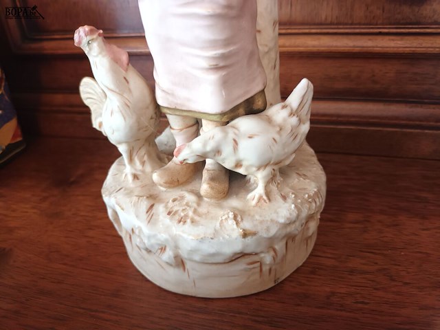 Lot 80 - royal dux. meisje met kippen - afbeelding 4 van  5