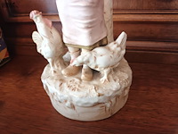 Lot 80 - royal dux. meisje met kippen - afbeelding 4 van  5