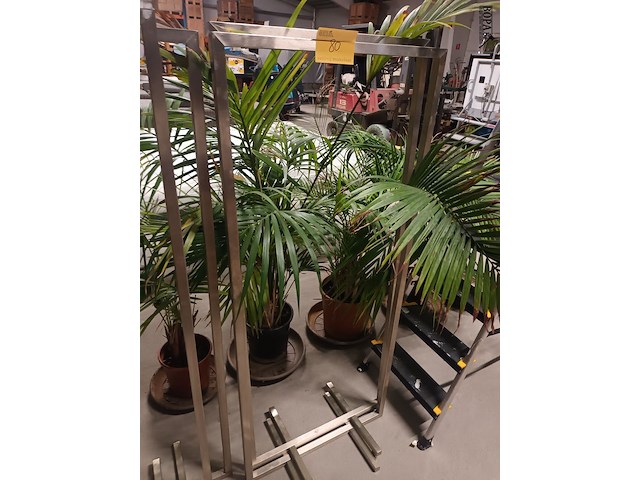 Lot 80 - rvs kledingrekken. 2 stuks - afbeelding 1 van  3