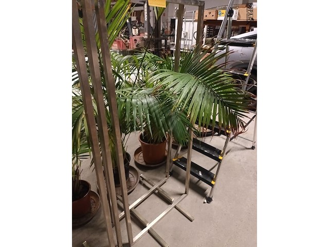 Lot 80 - rvs kledingrekken. 2 stuks - afbeelding 2 van  3