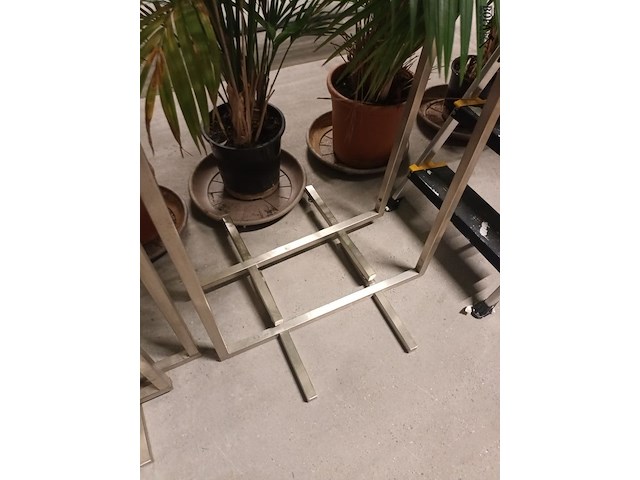 Lot 80 - rvs kledingrekken. 2 stuks - afbeelding 3 van  3