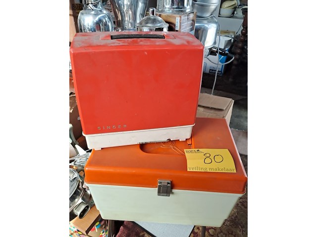 Lot 80 - vintage naaikoffer en singer junior miss kindernaaimachine o - afbeelding 1 van  5