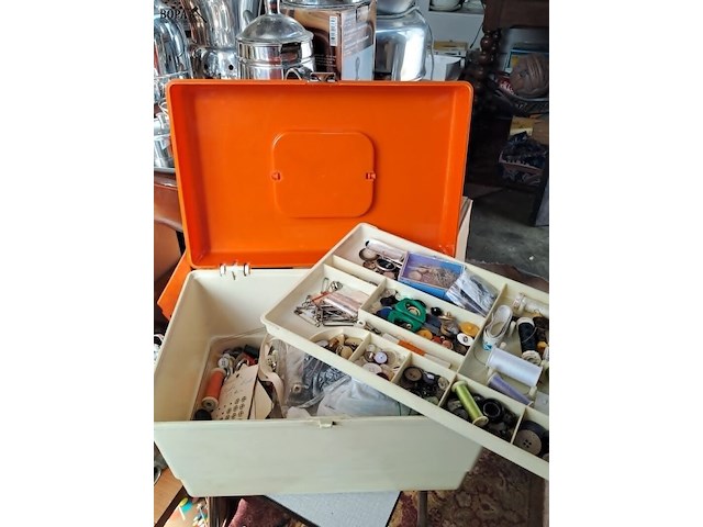 Lot 80 - vintage naaikoffer en singer junior miss kindernaaimachine o - afbeelding 3 van  5