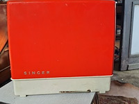 Lot 80 - vintage naaikoffer en singer junior miss kindernaaimachine o - afbeelding 4 van  5