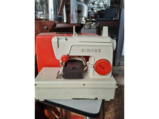 Lot 80 - vintage naaikoffer en singer junior miss kindernaaimachine o - afbeelding 5 van  5