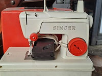 Lot 80 - vintage naaikoffer en singer junior miss kindernaaimachine o - afbeelding 5 van  5