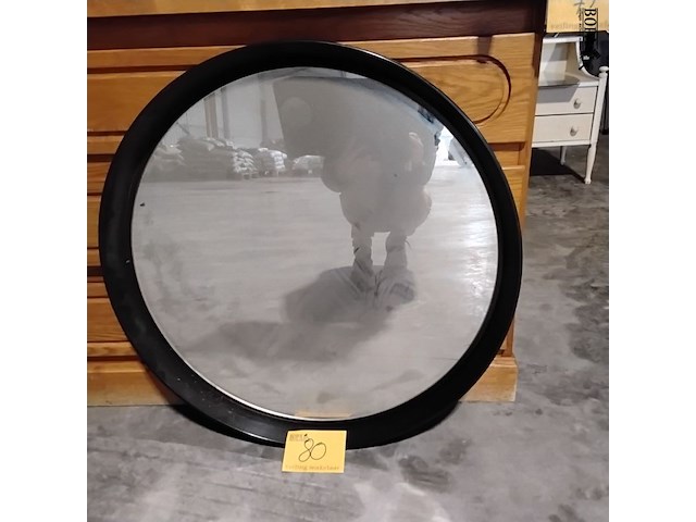 Lot 80 - zwarte ronde spiegel in kunststof - afbeelding 1 van  1