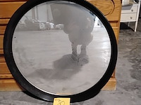 Lot 80 - zwarte ronde spiegel in kunststof - afbeelding 1 van  1