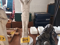 Lot 801 - kruisbeeld in gips - afbeelding 1 van  3