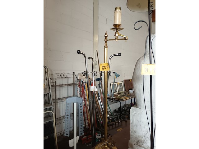 Lot 809 - staande lamp in koper - afbeelding 1 van  3