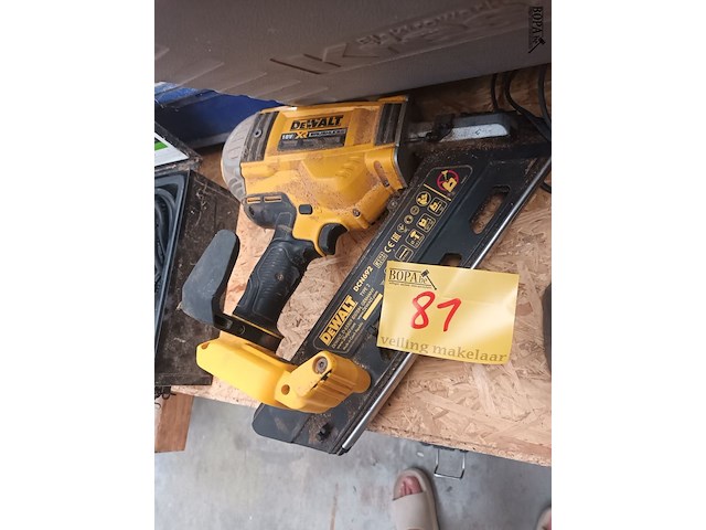 Lot 81 - accu tacker dewalt - afbeelding 1 van  4