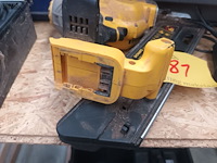 Lot 81 - accu tacker dewalt - afbeelding 4 van  4