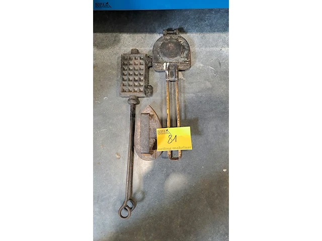 Lot 81 - antieke wafelijzers in gietzijzer en strijkijzer in gietijze - afbeelding 1 van  2