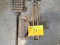 Lot 81 - antieke wafelijzers in gietzijzer en strijkijzer in gietijze