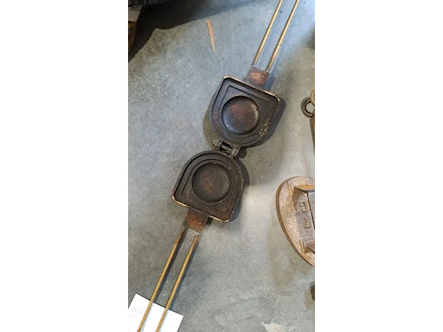 Lot 81 - antieke wafelijzers in gietzijzer en strijkijzer in gietijze - afbeelding 2 van  2