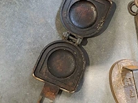 Lot 81 - antieke wafelijzers in gietzijzer en strijkijzer in gietijze - afbeelding 2 van  2