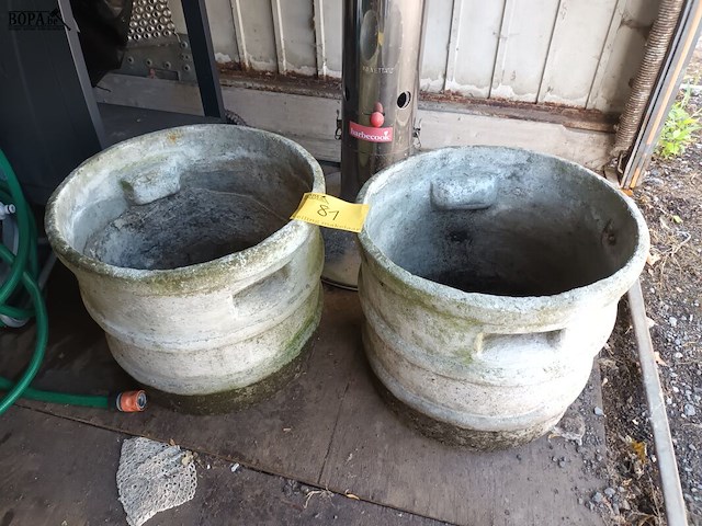 Lot 81 - betonnen bloembak rond. 2 stuks - afbeelding 1 van  4