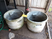 Lot 81 - betonnen bloembak rond. 2 stuks - afbeelding 1 van  4