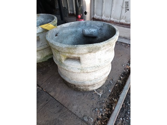 Lot 81 - betonnen bloembak rond. 2 stuks - afbeelding 2 van  4