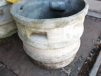 Lot 81 - betonnen bloembak rond. 2 stuks - afbeelding 2 van  4
