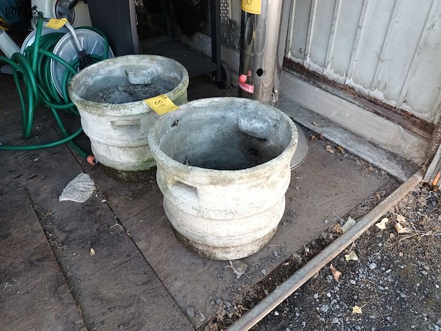 Lot 81 - betonnen bloembak rond. 2 stuks - afbeelding 3 van  4