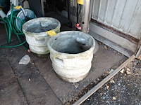 Lot 81 - betonnen bloembak rond. 2 stuks - afbeelding 3 van  4