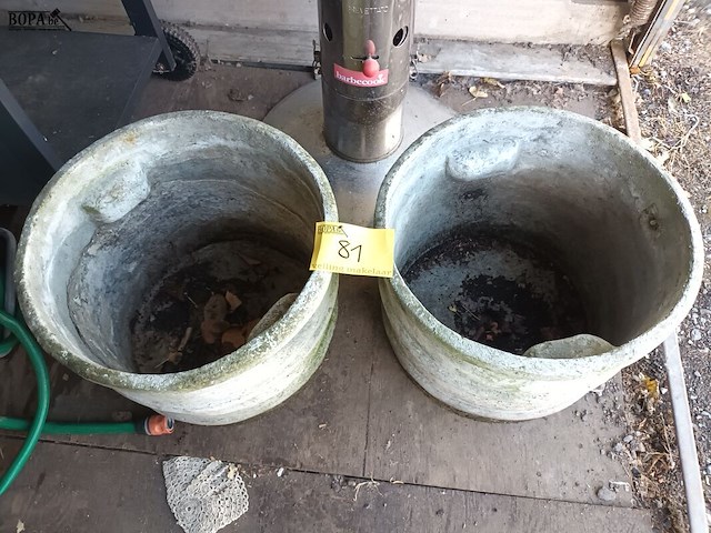 Lot 81 - betonnen bloembak rond. 2 stuks - afbeelding 4 van  4