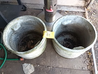 Lot 81 - betonnen bloembak rond. 2 stuks - afbeelding 4 van  4