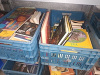 Lot 81 - boeken. 2 bakken - afbeelding 1 van  3